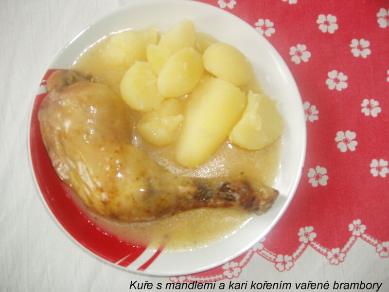 Kuře s mandlemi a kari kořením vařené brambory
